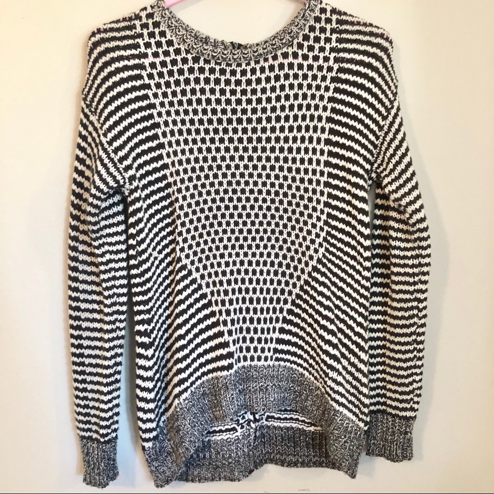 Pullover black and white sweater.